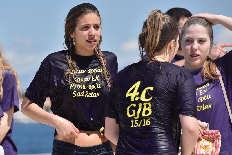 Ludijada zadarskih maturanata uz pjesmu i kupanje na Morskim orguljama. Foto: Dino Stanin/PIXSELL Ludijada zadarskih maturanata uz pjesmu i kupanje na Morskim orguljama. Foto: Dino Stanin/PIXSELL