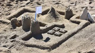 Uz vodstvo kipara mentora na plažama su djeca i odrasli gradili poznate ninske crkvice, glagoljaške natpise i druge figure