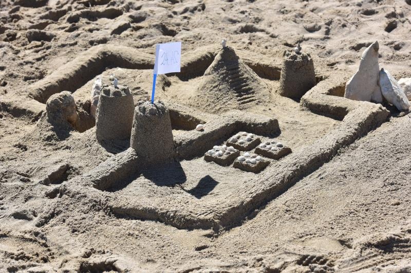 Uz vodstvo kipara mentora na plažama su djeca i odrasli gradili poznate ninske crkvice, glagoljaške natpise i druge figure