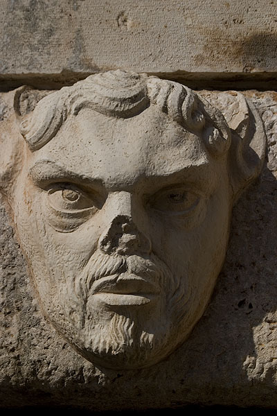 glava na vratima Sanmichelia u Zadru