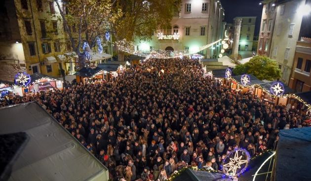 Advent u Zadru: Neponovljivi Neno Belan ponovo oduševio Zadrane. Foto: Dino Stanin/PIXSELL