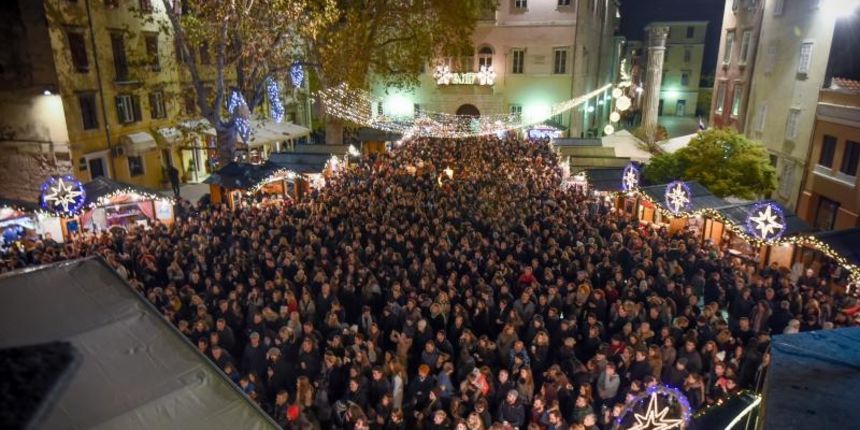 Advent u Zadru: Neponovljivi Neno Belan ponovo oduševio Zadrane. Foto: Dino Stanin/PIXSELL