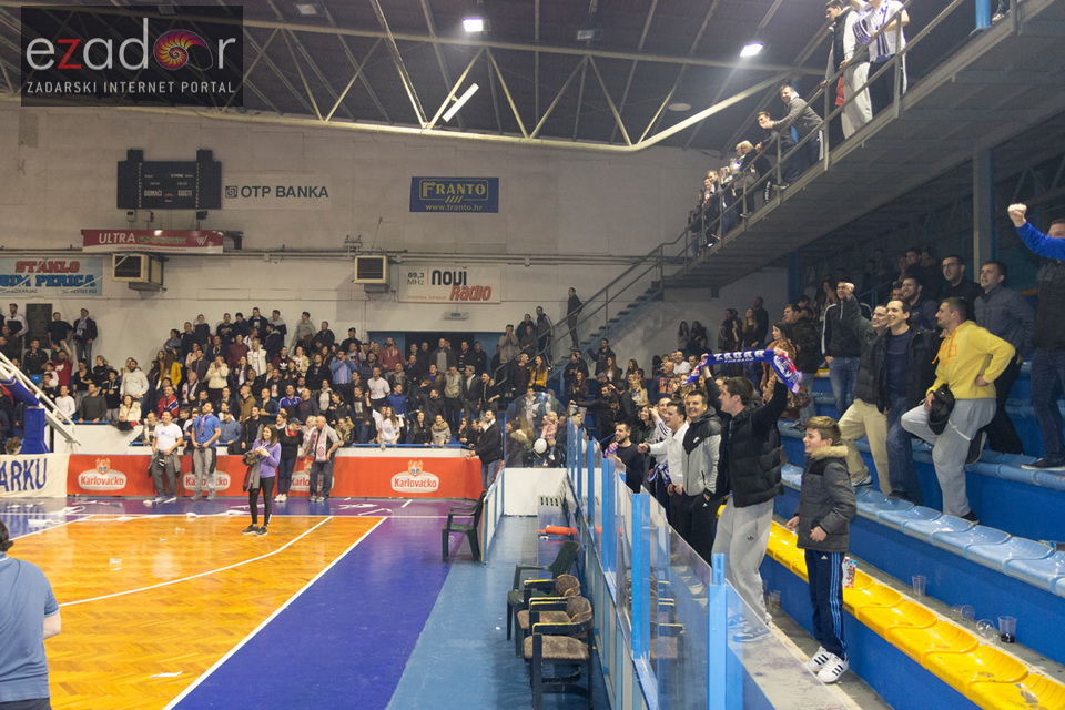 Humanitarno gledanje utakmice Zadar-Cibona (85-84) u Jazinama Humanitarno gledanje utakmice Zadar-Cibona (85-84) u Jazinama