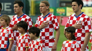 Varazdin, 190510.
Na gradskom stadionu u Varazdinu igra se kvalifikacijska utakmica za europsko prvenstvo U-21 izmedju reprezentacija Hrvatske i Slovacke.
Na slici: hrvatski nogometni reprezentativci prije utakmice, u vrijeme odrzavanja himne.
Foto: Andre