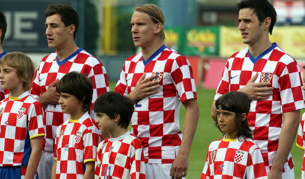 Varazdin, 190510.
Na gradskom stadionu u Varazdinu igra se kvalifikacijska utakmica za europsko prvenstvo U-21 izmedju reprezentacija Hrvatske i Slovacke.
Na slici: hrvatski nogometni reprezentativci prije utakmice, u vrijeme odrzavanja himne.
Foto: Andre