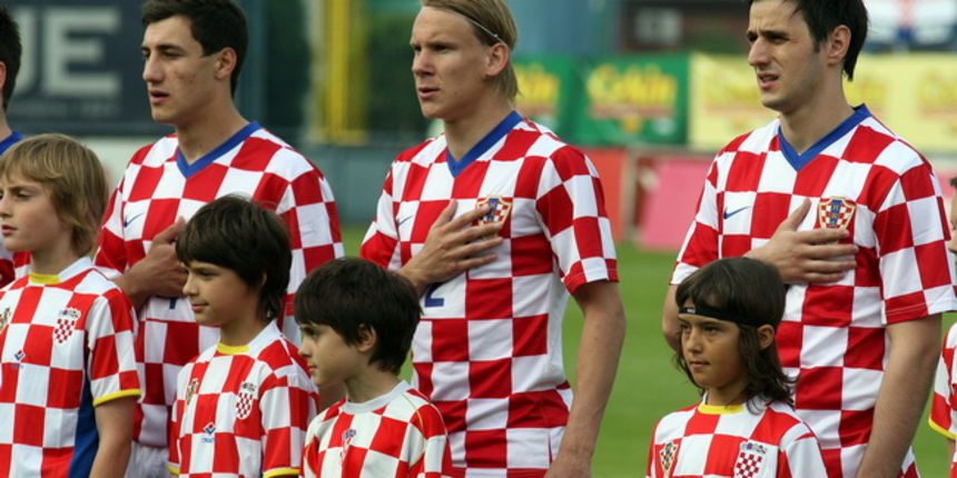 Varazdin, 190510.
Na gradskom stadionu u Varazdinu igra se kvalifikacijska utakmica za europsko prvenstvo U-21 izmedju reprezentacija Hrvatske i Slovacke.
Na slici: hrvatski nogometni reprezentativci prije utakmice, u vrijeme odrzavanja himne.
Foto: Andre