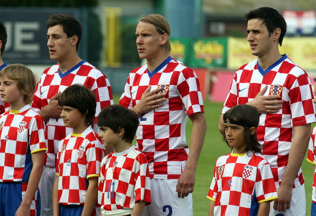 Varazdin, 190510.
Na gradskom stadionu u Varazdinu igra se kvalifikacijska utakmica za europsko prvenstvo U-21 izmedju reprezentacija Hrvatske i Slovacke.
Na slici: hrvatski nogometni reprezentativci prije utakmice, u vrijeme odrzavanja himne.
Foto: Andre