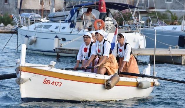 Krapanj: Održana tradicionalna ženska regata gajeta na vesla. Photo: Hrvoje Jelavić/PIXSELL