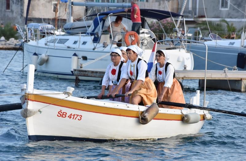 Krapanj: Održana tradicionalna ženska regata gajeta na vesla. Photo: Hrvoje Jelavić/PIXSELL Krapanj: Održana tradicionalna ženska regata gajeta na vesla. Photo: Hrvoje Jelavić/PIXSELL