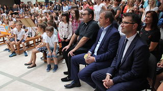 Gradonačelnik Dukić posjetio OŠ Bartul Kašić prvog dana škole Gradonačelnik Dukić posjetio OŠ Bartul Kašić prvog dana škole