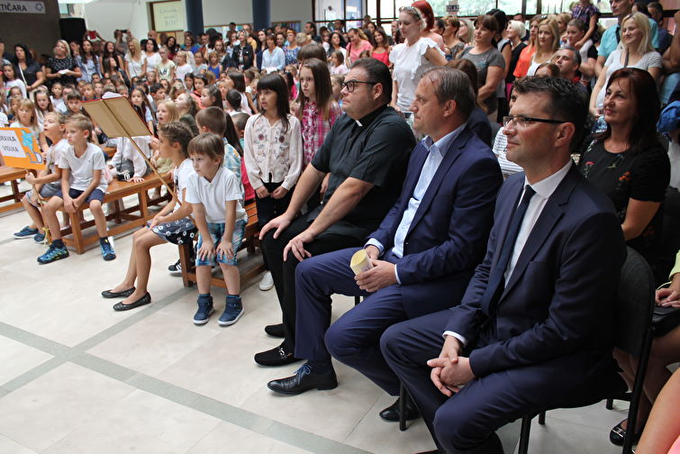 Gradonačelnik Dukić posjetio OŠ Bartul Kašić prvog dana škole Gradonačelnik Dukić posjetio OŠ Bartul Kašić prvog dana škole