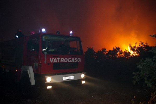 Vatrogasci gase pozar u Policima, Foto: Zdenko Knezevic