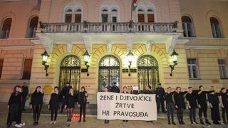 Klub studenata Antifijaka organizirao mirni prosvijed ispred Županijskog suda u Zadru