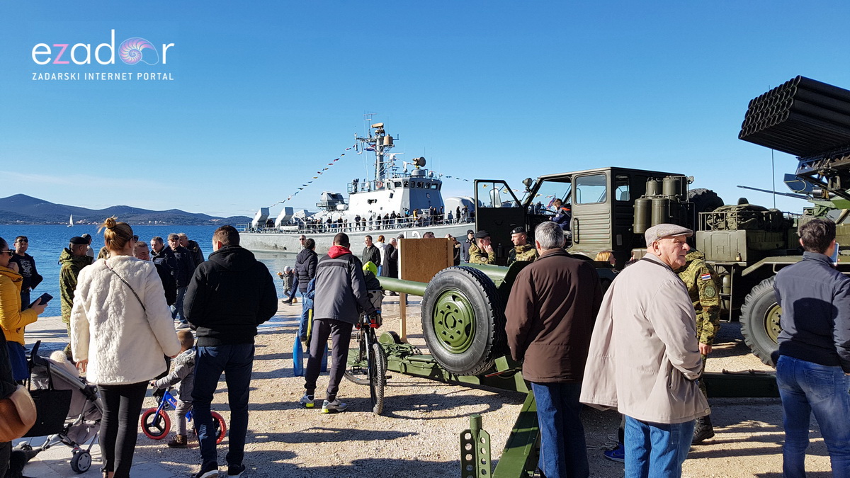 Izložba vojne opreme, oružja i vozila na zadarskoj rivi i spuštanje 25-metarske zastave s kampanela sv. Stošije