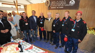 Biograd,130912.
Otvorenje 59. svjetskog prvenstva u oranju koje se odrzava u Jankolovici pokraj Biograda od 13.-15.09.2012.
Na fotografiji: predsjednik Ivo Josipovic s hrvatskim reprezentativcima.
Foto: Luka Gerlanc / CROPIX Biograd,130912.
Otvorenje 59. svjetskog prvenstva u oranju koje se odrzava u Jankolovici pokraj Biograda od 13.-15.09.2012.
Na fotografiji: predsjednik Ivo Josipovic s hrvatskim reprezentativcima.
Foto: Luka Gerlanc / CROPIX