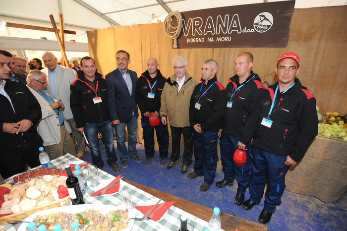 Biograd,130912.
Otvorenje 59. svjetskog prvenstva u oranju koje se odrzava u Jankolovici pokraj Biograda od 13.-15.09.2012.
Na fotografiji: predsjednik Ivo Josipovic s hrvatskim reprezentativcima.
Foto: Luka Gerlanc / CROPIX Biograd,130912.
Otvorenje 59. svjetskog prvenstva u oranju koje se odrzava u Jankolovici pokraj Biograda od 13.-15.09.2012.
Na fotografiji: predsjednik Ivo Josipovic s hrvatskim reprezentativcima.
Foto: Luka Gerlanc / CROPIX