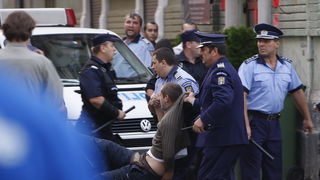 Temisvar, Rumunjska, 011009.
Na jednom od gradskih trgova doslo je do sukoba izmedju navijaca Dinama i rumunjskih navijaca pred utakmicu Temisvar – Dinamo. Policija je nerede vrlo brzo ugusila.
Foto: CROPIX Temisvar, Rumunjska, 011009.
Na jednom od gradskih trgova doslo je do sukoba izmedju navijaca Dinama i rumunjskih navijaca pred utakmicu Temisvar – Dinamo. Policija je nerede vrlo brzo ugusila.
Foto: CROPIX