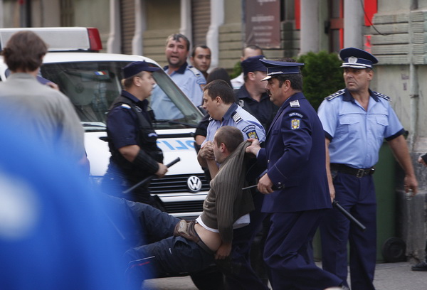 Temisvar, Rumunjska, 011009.
Na jednom od gradskih trgova doslo je do sukoba izmedju navijaca Dinama i rumunjskih navijaca pred utakmicu Temisvar – Dinamo. Policija je nerede vrlo brzo ugusila.
Foto: CROPIX Temisvar, Rumunjska, 011009.
Na jednom od gradskih trgova doslo je do sukoba izmedju navijaca Dinama i rumunjskih navijaca pred utakmicu Temisvar – Dinamo. Policija je nerede vrlo brzo ugusila.
Foto: CROPIX