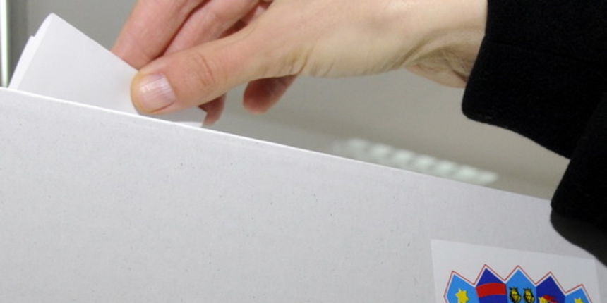 Dubrovnik, 100110.Drugi krug predsjednickih izbora 2010. u kojem gradjani biraju izmedju Ive Josipovica i Milana Bandica.Na fotografiji: glasacko mjesto u Dubrovniku u Hrvatskom zavodu za zaposljavanje.Foto: Admir Buljubasic / CROPIX Dubrovnik, 100110.Drugi krug predsjednickih izbora 2010. u kojem gradjani biraju izmedju Ive Josipovica i Milana Bandica.Na fotografiji: glasacko mjesto u Dubrovniku u Hrvatskom zavodu za zaposljavanje.Foto: Admir Buljubasic / CROPIX