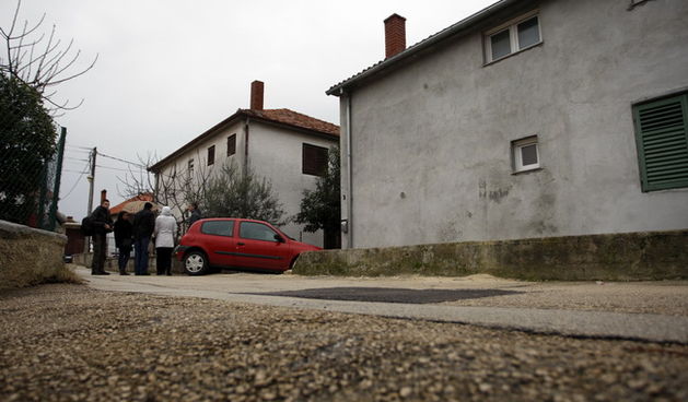 Zadar, 151209.
Mladica (19 g.) sa slomljenom lubanjom i brojnim teskim ozljedama po tijelu u noci na utorak su primili u zadarsku Opcu bolnicu. Kako se doznaje, nekoliko mladica ga je presrelo pred ulazom u kucu u ulici Ante Trumbica te pretuklo palicama.