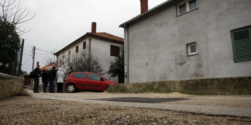 Zadar, 151209.
Mladica (19 g.) sa slomljenom lubanjom i brojnim teskim ozljedama po tijelu u noci na utorak su primili u zadarsku Opcu bolnicu. Kako se doznaje, nekoliko mladica ga je presrelo pred ulazom u kucu u ulici Ante Trumbica te pretuklo palicama.