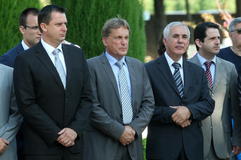 Zadar – Povodom obiljezavanja Dana pobjede i domovinske zahvalnosti i Dana hrvatskih branitelja kod sredisnjeg kriza na Gradskom groblju polozeni su vijenci i zapaljene svijece u sjecanje na sve poginule u Domovinskom ratu. Photo: Dino Stanin/PIXSELL