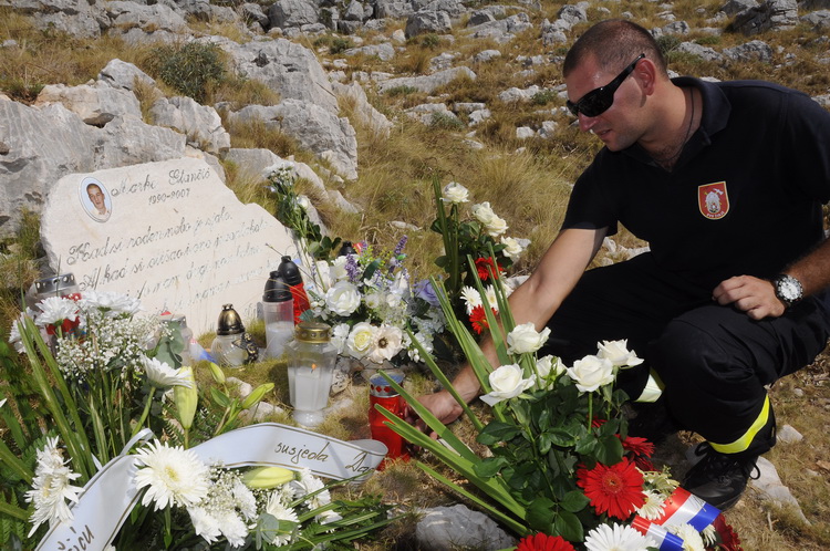 Kornat, 300811.
Obiljezavanje 4. obljetnice kornatske tragedije, u kojoj je, gaseci pozar na Kornatu 30. kolovoza 2007. godine, smrtno stradalo 12 vatrogasaca. Obitelji poginulih vatrogasaca, njihovi prijatelji te visoko izaslanstvo na otoku Kornat, u uv Kornat, 300811.
Obiljezavanje 4. obljetnice kornatske tragedije, u kojoj je, gaseci pozar na Kornatu 30. kolovoza 2007. godine, smrtno stradalo 12 vatrogasaca. Obitelji poginulih vatrogasaca, njihovi prijatelji te visoko izaslanstvo na otoku Kornat, u uv
