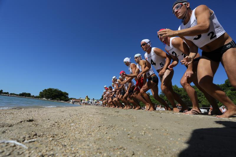 Na plaži u Zatonu kod Zadra održan je tečaj Hrvatskog crvenog križa za  djevojke i mladiće kako bi dobili licencu za spasioce na plažama Zadarske županije. Photo: Filip Brala/PIXSELL