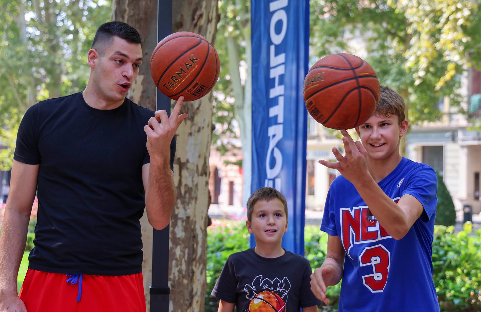 Druženje s košakašima povodom 60. rođendana Dražena Petrovića Druženje s košakašima povodom 60. rođendana Dražena Petrovića