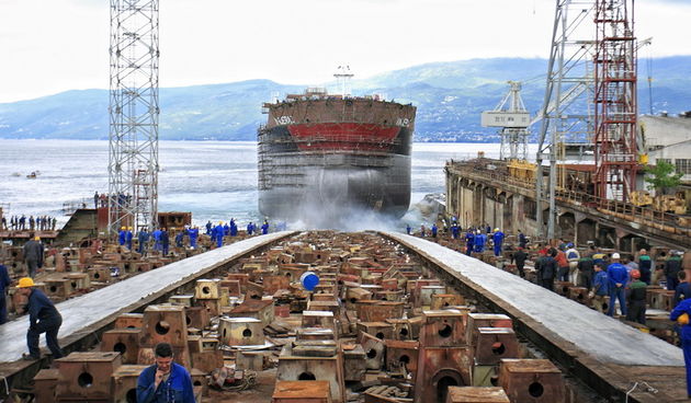 Rijeka, 280511
U 11h u brodogradilistu 3.Maj porinut je tanker Vinjerac. Tanker je dugacak 195.30m i ima nosivost od 51,800 tona. Narucitelj tankera je Tankerska plovidba d.d.
Foto: Davor Zunic / CROPIX