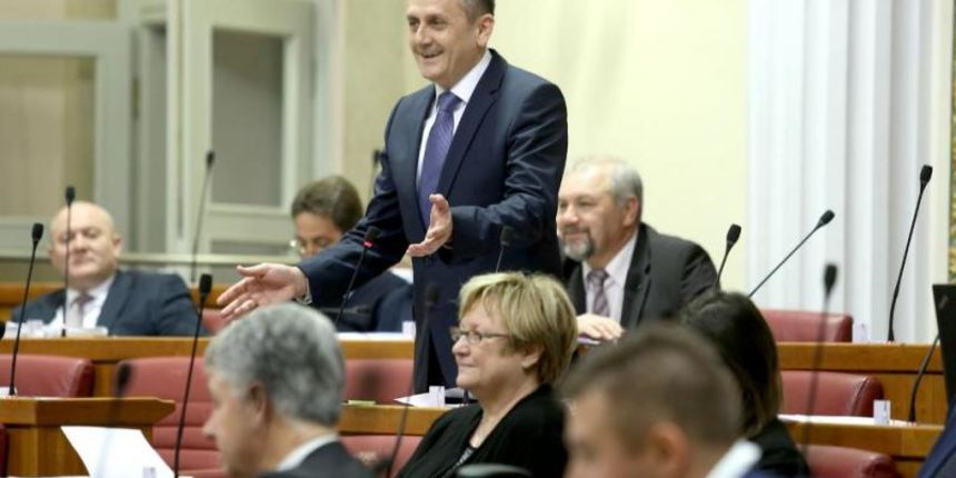 Zagreb – Sabor je 2. sjednicu nastavio raspravom o Godisnjem izvjescu o radu Drzavne komisije za kontrolu postupaka javne nabave za 2014. godinu. Prije te rasprave trazna je stanka za raspravu o stanju u Sigurnosno obavijestanoj agenciji. Drago Prgomet. P