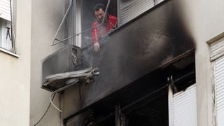 Zadar, 010311.
Jutros je izbio pozar u stanu u ulici Put Murata na Vostarnici. Za vrijeme nastanka pozara u stanu su bile dvije osobe koje su izasle neozlijedjene. Vatrogasci su na terenu, a ocevid je u tijeku.
Foto: Jure Miskovic / CROPIX