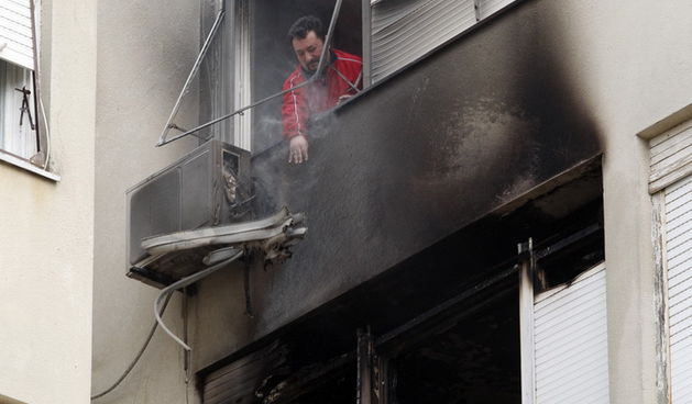 Zadar, 010311.
Jutros je izbio pozar u stanu u ulici Put Murata na Vostarnici. Za vrijeme nastanka pozara u stanu su bile dvije osobe koje su izasle neozlijedjene. Vatrogasci su na terenu, a ocevid je u tijeku.
Foto: Jure Miskovic / CROPIX