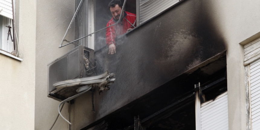 Zadar, 010311.
Jutros je izbio pozar u stanu u ulici Put Murata na Vostarnici. Za vrijeme nastanka pozara u stanu su bile dvije osobe koje su izasle neozlijedjene. Vatrogasci su na terenu, a ocevid je u tijeku.
Foto: Jure Miskovic / CROPIX