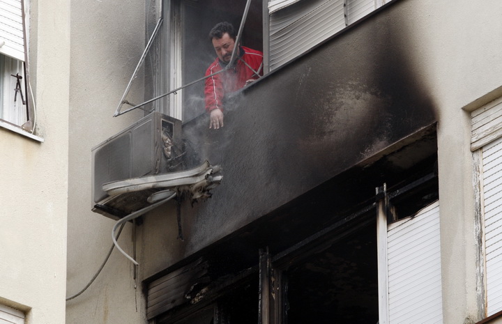 Zadar, 010311.
Jutros je izbio pozar u stanu u ulici Put Murata na Vostarnici. Za vrijeme nastanka pozara u stanu su bile dvije osobe koje su izasle neozlijedjene. Vatrogasci su na terenu, a ocevid je u tijeku.
Foto: Jure Miskovic / CROPIX