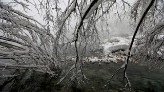 Zimska idila na snijegom prekrivenim Plitvičkim jezerima Zimska idila na snijegom prekrivenim Plitvičkim jezerima