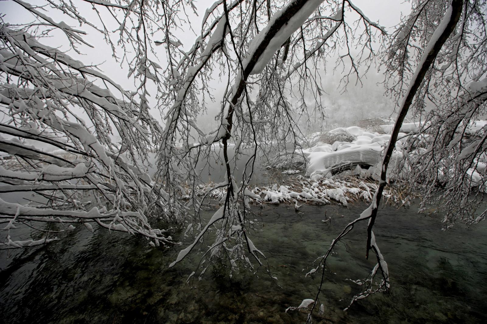 Zimska idila na snijegom prekrivenim Plitvičkim jezerima Zimska idila na snijegom prekrivenim Plitvičkim jezerima