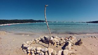 25.07.2013., Dugi otok, Sakarun – Uzduz i poprijeko Dugog otoka u zadarskom arhipelagu u ljetnim danima prepuno je turista, a najomiljenija plaza zasigurno je Sakarun, koja sa nalazi u uvali pokraj mjesta Veli Rat. Pjeskovita plaza sa tirkizno cistim mo