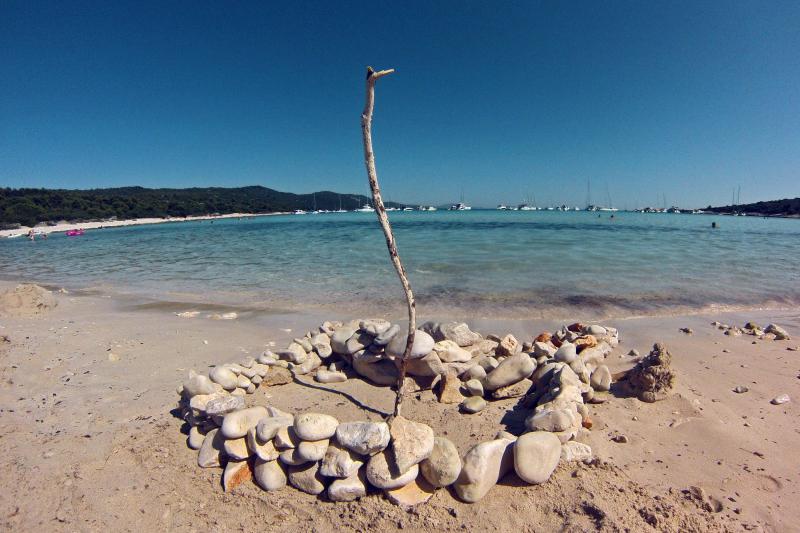25.07.2013., Dugi otok, Sakarun – Uzduz i poprijeko Dugog otoka u zadarskom arhipelagu u ljetnim danima prepuno je turista, a najomiljenija plaza zasigurno je Sakarun, koja sa nalazi u uvali pokraj mjesta Veli Rat. Pjeskovita plaza sa tirkizno cistim mo