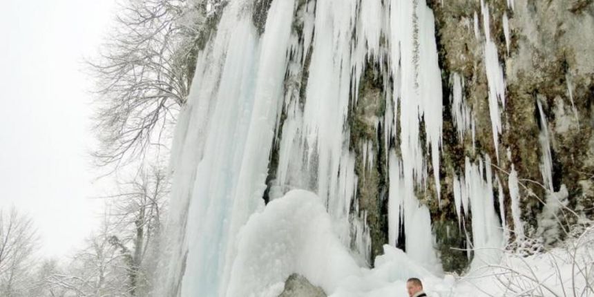 Papuk – Zima, hladnoca, ledeno. Tridesetmetarski slap Skakavac okovan s desetak tona leda. Photo: Maja Santosi/PIXSELL Papuk – Zima, hladnoca, ledeno. Tridesetmetarski slap Skakavac okovan s desetak tona leda. Photo: Maja Santosi/PIXSELL