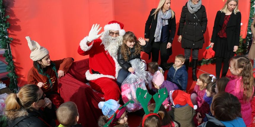 Djed Mraz podijelio poklone u Viru Djed Mraz podijelio poklone u Viru