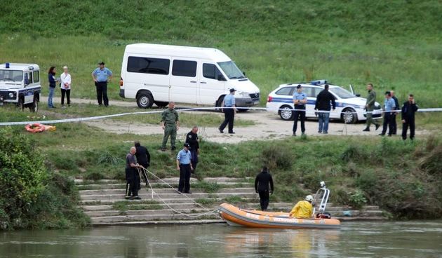 Kod mosta Slobode, policija i vatrogasi pretrazuju rijeku Savu zbog dojave da je automobil slatio u rijeku. Policija s camcem ispituje dno a i ronioci su se uputili u potragu. Photo: Goran Jakus/PIXSELL