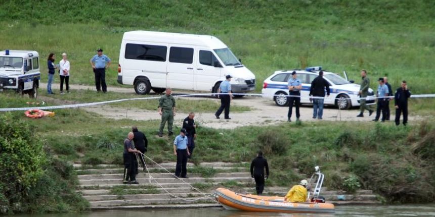 Kod mosta Slobode, policija i vatrogasi pretrazuju rijeku Savu zbog dojave da je automobil slatio u rijeku. Policija s camcem ispituje dno a i ronioci su se uputili u potragu. Photo: Goran Jakus/PIXSELL