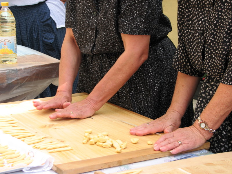 Crna ovca u Baški na otoku Krku Crna ovca u Baški na otoku Krku