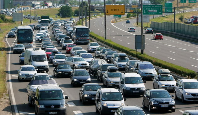 Zagreb, 160711.
Zagrebacka obilaznica, naplatne kucice Lucko.
Nepregledne kolone vozila cekaju red na naplatnim kucicama u Luckom u smjeru mora.
Foto: Ronald Gorsic / CROPIX