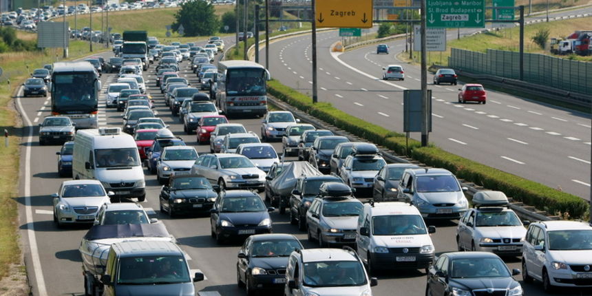 Zagreb, 160711.
Zagrebacka obilaznica, naplatne kucice Lucko.
Nepregledne kolone vozila cekaju red na naplatnim kucicama u Luckom u smjeru mora.
Foto: Ronald Gorsic / CROPIX