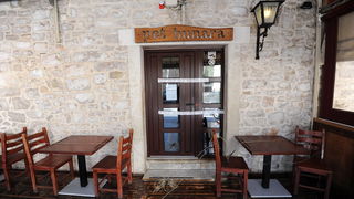 Zadar, 170413.
Zbog manjih financijskih nepravilnosti, popularni restoran Pet bunara koji se nalazi blizu istoimenog trga, odlukom porezne uprave (Ministarstvo financija) je zatvoren na pet dana i kaznjen s novcanom kaznom od 18 000 kn.
Na fotografiji: za Zadar, 170413.
Zbog manjih financijskih nepravilnosti, popularni restoran Pet bunara koji se nalazi blizu istoimenog trga, odlukom porezne uprave (Ministarstvo financija) je zatvoren na pet dana i kaznjen s novcanom kaznom od 18 000 kn.
Na fotografiji: za