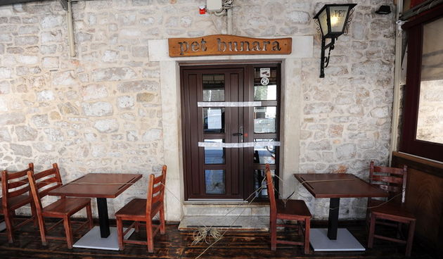 Zadar, 170413.
Zbog manjih financijskih nepravilnosti, popularni restoran Pet bunara koji se nalazi blizu istoimenog trga, odlukom porezne uprave (Ministarstvo financija) je zatvoren na pet dana i kaznjen s novcanom kaznom od 18 000 kn.
Na fotografiji: za