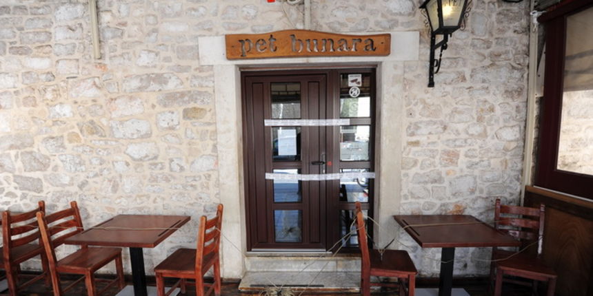 Zadar, 170413.
Zbog manjih financijskih nepravilnosti, popularni restoran Pet bunara koji se nalazi blizu istoimenog trga, odlukom porezne uprave (Ministarstvo financija) je zatvoren na pet dana i kaznjen s novcanom kaznom od 18 000 kn.
Na fotografiji: za