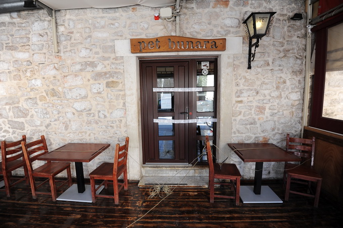 Zadar, 170413.
Zbog manjih financijskih nepravilnosti, popularni restoran Pet bunara koji se nalazi blizu istoimenog trga, odlukom porezne uprave (Ministarstvo financija) je zatvoren na pet dana i kaznjen s novcanom kaznom od 18 000 kn.
Na fotografiji: za Zadar, 170413.
Zbog manjih financijskih nepravilnosti, popularni restoran Pet bunara koji se nalazi blizu istoimenog trga, odlukom porezne uprave (Ministarstvo financija) je zatvoren na pet dana i kaznjen s novcanom kaznom od 18 000 kn.
Na fotografiji: za